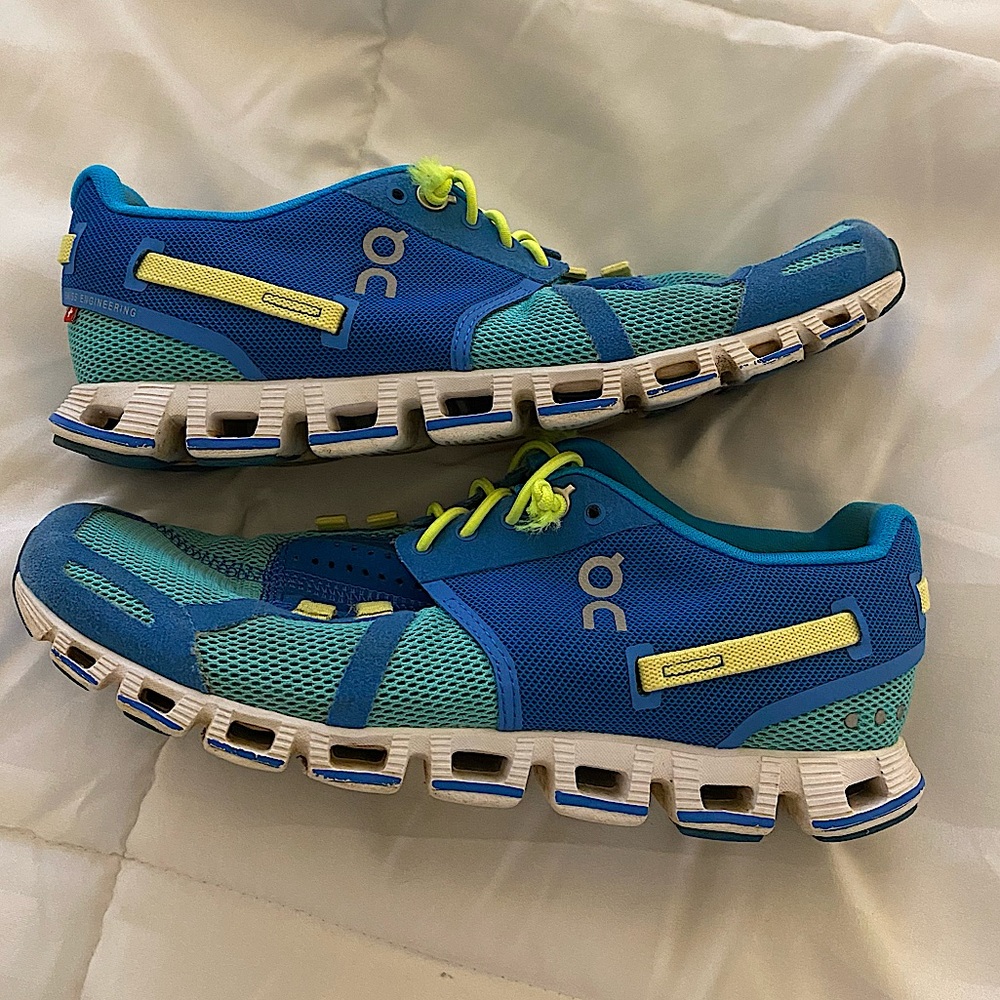 On Cloud shoes size 6